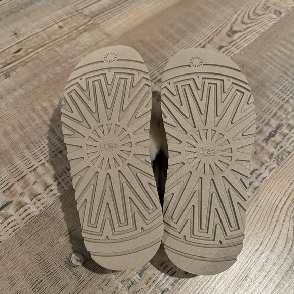 Like new UGG Disco Platform Slides size 7 - Picture 3 of 5